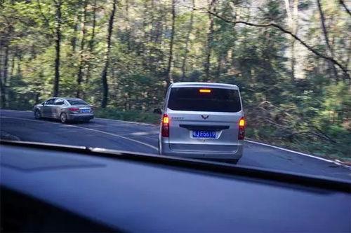 红车倒车吃瓜完整视频,一场意外引发的趣味瞬间