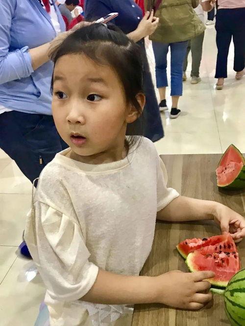 小朋友吃瓜小能手视频播放,小朋友吃瓜视频播放量爆表