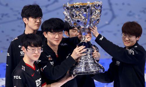 edg夺冠疯狂行为吃瓜视频,疯狂行为引网友热议，吃瓜视频刷屏网络