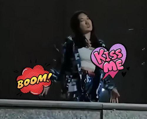 女生军训跳舞吃瓜视频,女生跳舞吃瓜，欢乐瞬间引网友热议