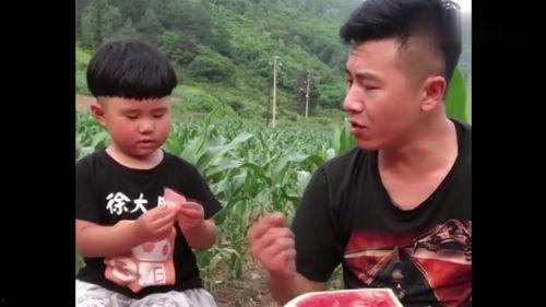 父女俩比赛吃瓜视频,欢乐瞬间引网友热议